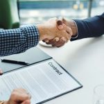 Qué tener en cuenta al traducir contratos y documentos legales